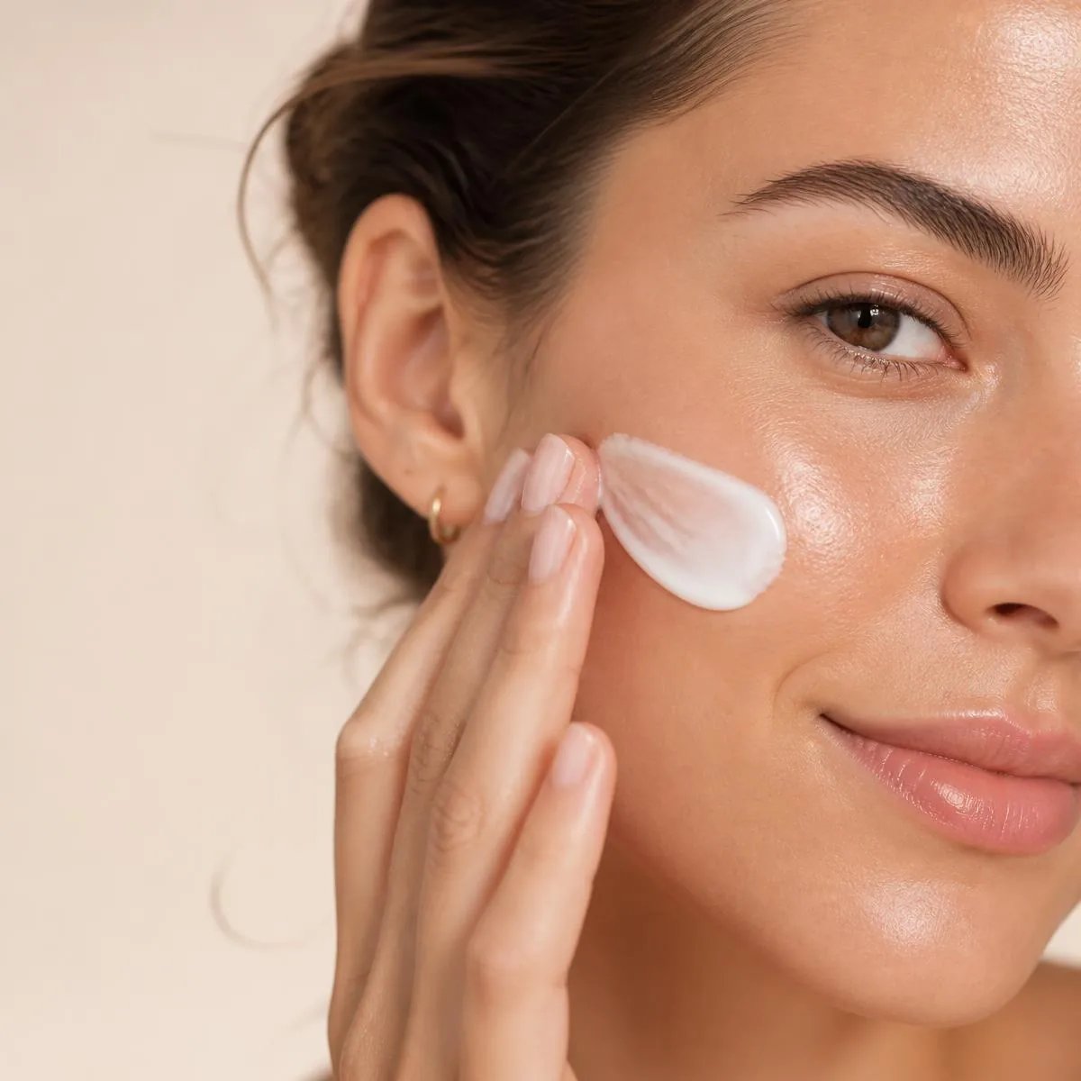 Mujer aplicando crema facial